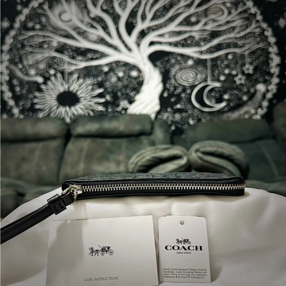 Coach Embossed Black Wristlet new without tags - Picture 12 of 17